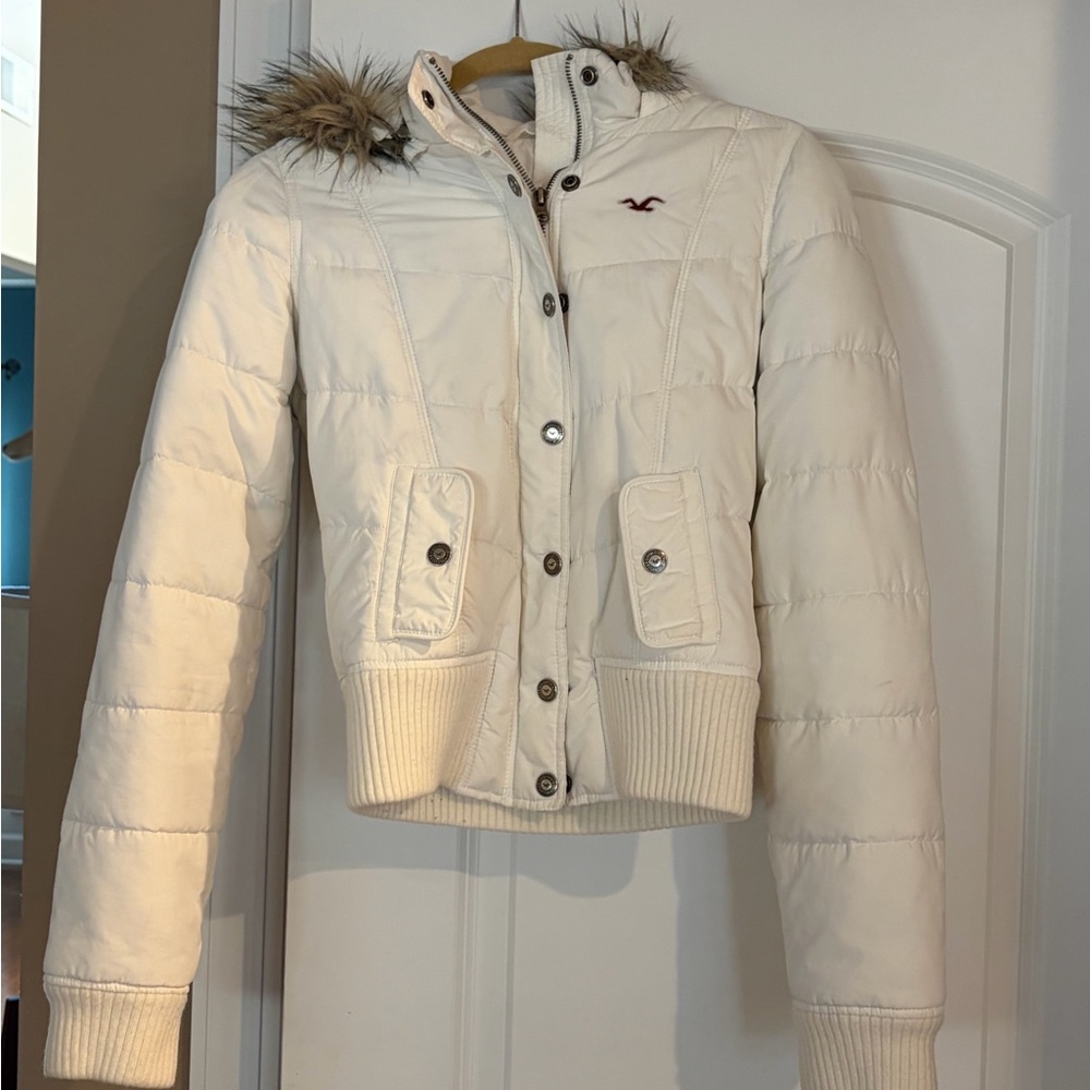 Hollister Women's White Puffer Jacket with Faux Fur Hood